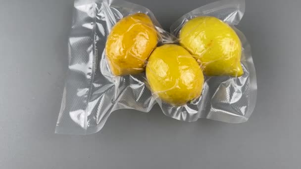 Tre Limoni Gialli Confezione Sottovuoto Sous Vide Cooking Fondo Grigio — Video Stock