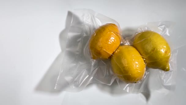Три Жовтих Лимона Вакуумно Герметичному Пакеті Приготування Відео Сірому Фоні — стокове відео
