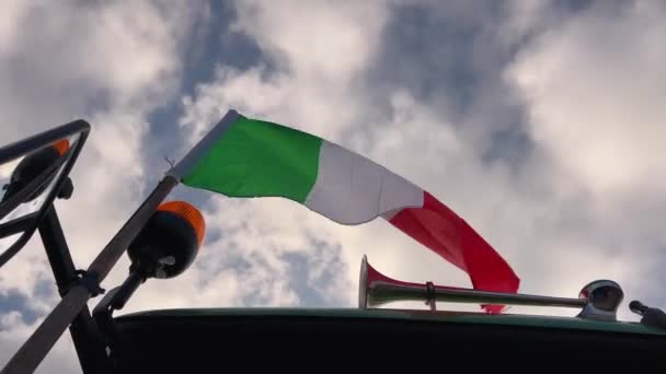 Bandiera Dell Italia Che Batte Vicino Clacson Segnalazione Della Cabina — Video Stock
