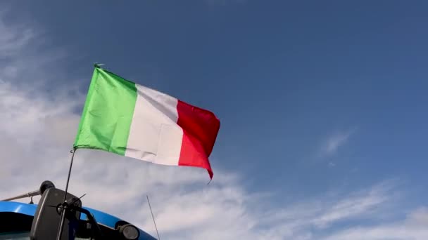 Bandiera Italia Che Sventola Sopra Cielo Blu Con Nuvole Bianche — Video Stock