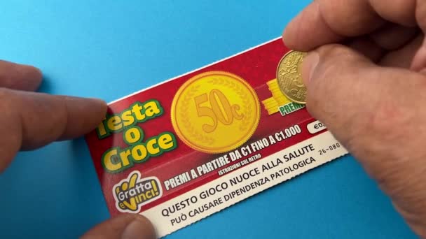 意大利 2024年2月24日 人们用50美分的名为Gratta Vinci Scratch Win 的意大利彩票刮手卡抓手 彩票用50美分硬币划破 — 图库视频影像
