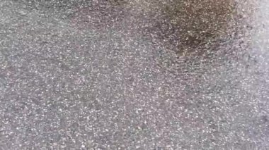 Asfalttaki su birikintisine yağmur damlası