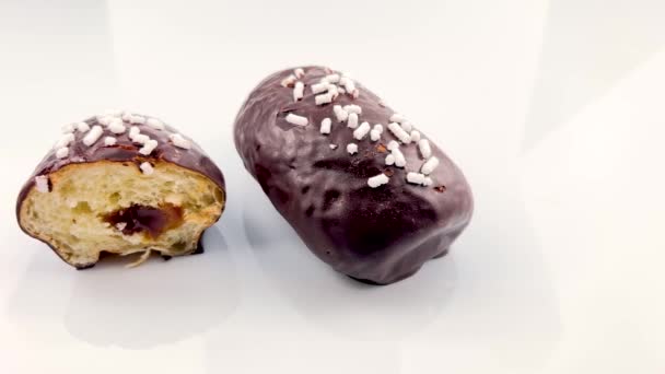 Lanche Esponja Cheio Creme Caramelo Coberto Com Chocolate Batatas Fritas — Vídeo de Stock