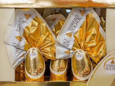 Alba, İtalya - 27 Şubat 2024: Ferrero Rocher Paskalya yumurtası, beyaz çikolata ve fındık İtalyan süpermarketinde satışa sunuldu. Tex: Pasqua d 'Oro (Altın Paskalya)