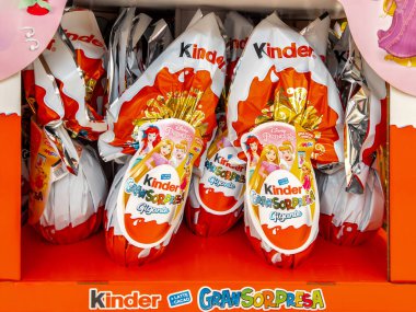 Alba, İtalya - 27 Şubat 2024: Ferrero Kinder Gransorpresa çikolatalı paskalya yumurtaları İtalyan süpermarketinde satışa sunuldu. Tex: Gigante, Gran Sorpresa (dev, büyük sürpriz)