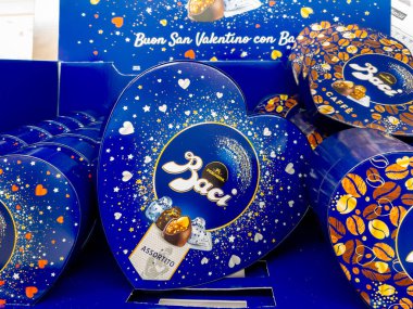 Alba, İtalya - 27 Şubat 2024: Sevgililer Günü için kalp şeklinde çikolatalar içeren Baci Perugina çikolataları İtalyan süpermarketinde satışa sunuldu