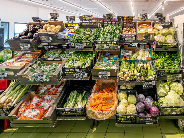 Италия - 04 марта 2024 года: овощи в ящиках выставлены на продажу в итальянском супермаркете