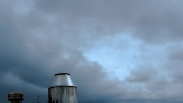 熱発電所のステンレス鋼煙突から出る白い煙か蒸気 曇った空 地球温暖化と気候変動の概念 — ストック動画