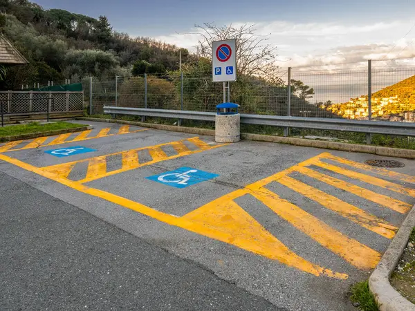 Parkeerplaats Gereserveerd Voor Gehandicapten Met Gele Lijnen Italiaanse Parkeerplaats — Stockfoto