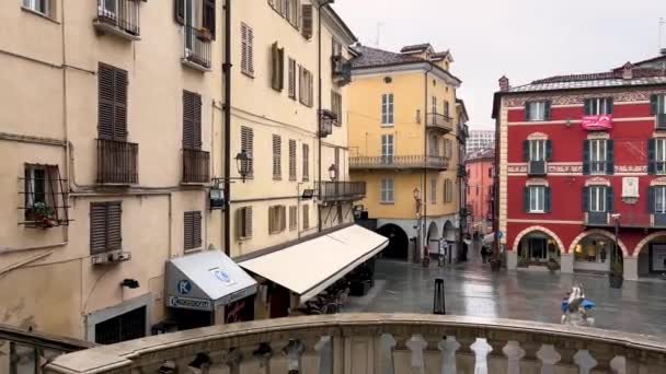 몬도비 이탈리아 2024년 베드로 아케이드와 비오는 석판으로 포장된 광장과 역사적인 — 비디오