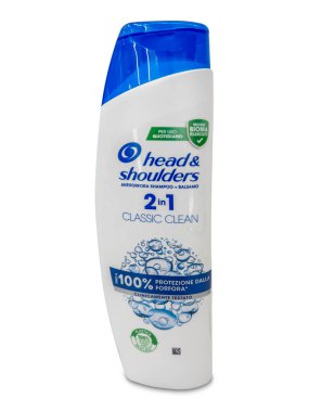 İtalya - 13 Mart 2024: Baş ve Omuz kepek önleyici şampuan ve kırpma yolu da dahil olmak üzere beyaza izole edilmiş krem plastik kavanoz. Head Shoulders, Procter Gamble 'ın bir ürünü.
