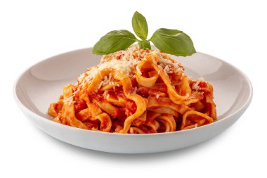 Domates soslu Tagliatelle yumurtalı makarna ve rendelenmiş parmesan peyniri ve fesleğen yaprakları beyaz tabakta izole edilmiş ve kırpma yolu da dahil.