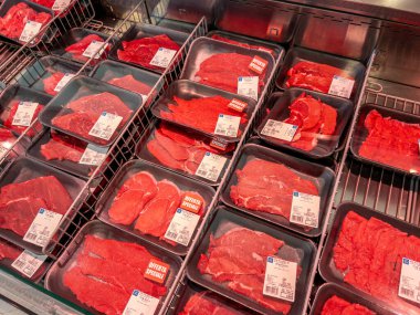 İtalya - 12 Mart 2024: İtalyan indirim mağazası EuroSpin 'de soğutmalı tezgahta sergilenen biftek biftekleri 
