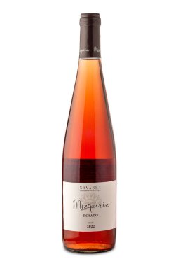 İtalya - 11 Mart 2024: Mezquiriz Navarra şişedeki gül şarabı beyaza izole edilmiş ve kırpma yolu içerikli