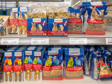 İtalya - 20 Mart 2024: Tavşanlar, kobaylar ve kanarya kuşları için yiyecekler İtalyan evcil hayvanlarında satılmak üzere raflarda sergileniyor