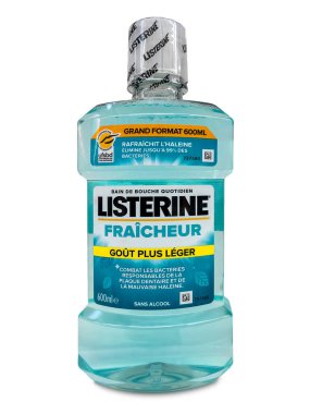 Fransa - 20 Mart 2024: Listerine gargara şişesi beyaza izole edilmiş ve kırpma yolu da dahil