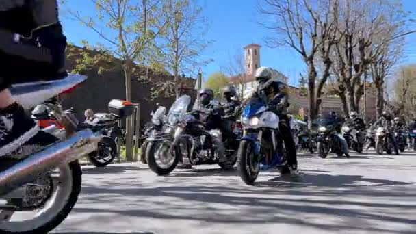 Fossano Włochy Marca 2024 Motocykliści Przybywają Wiosenny Wiec Motocyklowy Fossano — Wideo stockowe