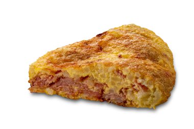 Beyaz üzerine izole edilmiş jambonlu ve peynirli dilimlenmiş pirinç omleti.