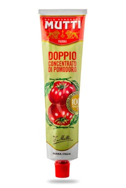 İtalya - 20 Mart 2024: Mutti domatesi tüpte, çift italyan domates konsantrasyonu, kırpma yolu dahil olmak üzere beyaza izole edilmiş. Mutti, İtalya 'nın Parma şehrinde önemli bir konserve endüstrisidir.. 