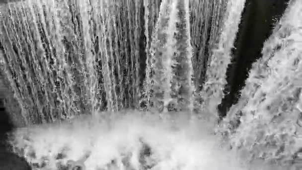 Waterval Met Borrelend Wit Water — Stockvideo