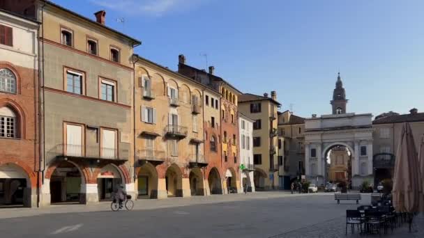 2024年3月21日 意大利皮埃蒙特 库内奥 萨维利亚诺 桑塔罗萨广场 Piazza Santarosa 拥有中世纪历史建筑 拱门拱门拱门穿过圣安德烈亚 — 图库视频影像