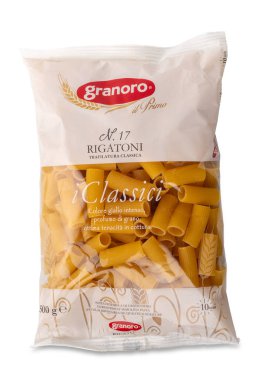 İtalya - 29 Mart 2024: Granoro makarna rigatoni makarna beyaz üzerine izole bir paket ve kırpma yolu dahil. Granoro, İtalya 'nın Corato kentindeki Apulian İtalyan makarna fabrikasıdır..   
