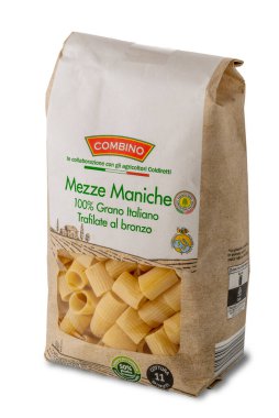 İtalya-Nisan 2024.09: macheroni mezze maniche bronz çizilmiş İtalyan buğday makarnası LIDL İtalya süpermarketlerinde satıldı. Clipping yolu dahil olmak üzere kes