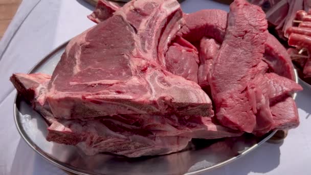 Steak Aux Côtes Levées Cru Steaks Saucisses Dans Des Plateaux — Video