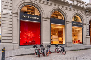 Florence, İtalya - 4 Nisan 2024: Piazza degli Strozzi 'deki Louis Vuitton Floransa mağazasının önünde park etmiş elektrikli bisikletli mağazası