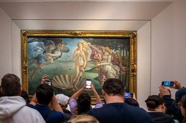 Floransa, İtalya - 4 Nisan 2024: Floransa 'daki Uffizi Galeri Müzesini ziyaret edenler Sandro Botticell' in Venüs 'ün Doğuşu adlı tablosunun önünde fotoğraf çekiyorlar.