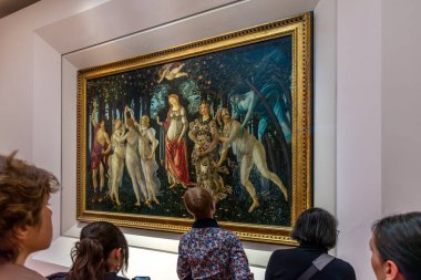 Floransa, İtalya - 4 Nisan 2024: Floransa 'daki Uffizi Galeri Müzesi ziyaretçileri Sandro Botticelli' nin ünlü tablosu (1480))