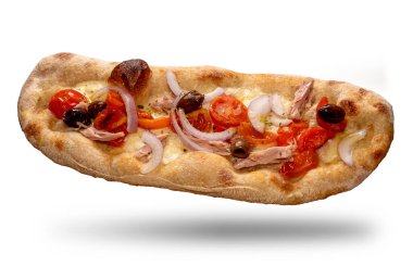 Roma Pinsa, ton balıklı ezilmiş pizza, domates, soğan ve beyaz üzerine izole edilmiş zeytinler, kırpma yolu dahil.