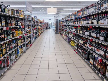 İtalya - 24 Nisan 2024: İtalyan süpermarketinde raflı, şarap, bira ve alkollü içki satışı
