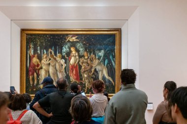 Floransa, İtalya - 4 Nisan 2024: Floransa 'daki Uffizi Galeri Müzesi ziyaretçileri Sandro Botticelli' nin ünlü tablosu (1480))