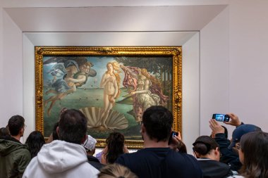 Floransa, İtalya - 4 Nisan 2024: Floransa 'daki Uffizi Galeri Müzesini ziyaret edenler Sandro Botticell' in Venüs 'ün Doğuşu adlı tablosunun önünde fotoğraf çekiyorlar.