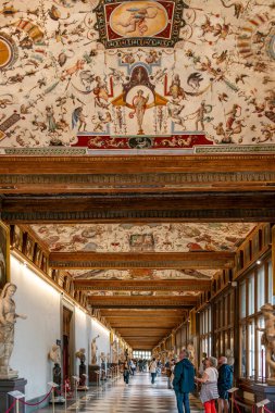 Floransa, İtalya - Nisan 05, 2024: Uffizi Galerisi 'ndeki Corridoio di Levante (doğu koridoru) heykel, resim ve turistlerin yer aldığı freskli tavanlar