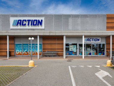 Carmagnola, İtalya - 29 Nisan 2024: ACTION Mağaza indirimi. Düşük maliyetli ürünler satan Hollanda mağaza zinciri. Eylemin Avrupa 'da 400' den fazla mağazası var