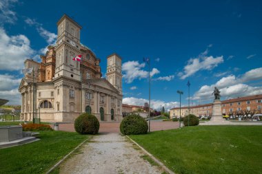 Vicoforte, Cuneo, Piedmont, İtalya - 25 Nisan 2024: Dünyanın en büyük eliptik kubbesine sahip Meryem 'in Doğuşu Mabedi 