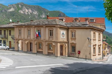 Sanfront, Cuneo, İtalya - 3 Mayıs 2024: Piazza Statuto 'da atari salonu