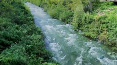 Po nehri İtalya 'nın Paesana kentindeki ormandan akar. Kaynağından 20 km uzakta Monviso Dağı eteklerinde.