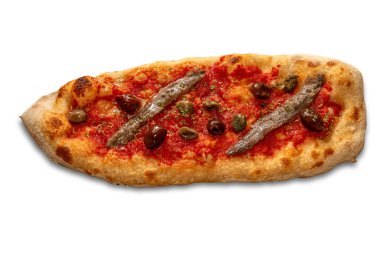 Domates soslu mini tekne şeklinde pizza, ançüez, zeytin ve kapari beyaza izole edilmiş ve kırpma yolu da dahil.