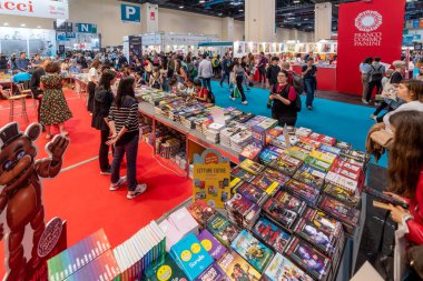 Torino, İtalya - 10 Mayıs 2024: Lingotto Fuar Merkezi 'nde Torino Uluslararası Kitap Fuarı (36.