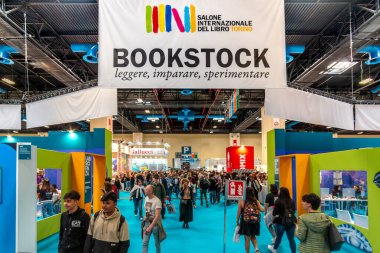 Torino, İtalya - 10 Mayıs 2024: Lingotto Fuar Merkezi 'nde Torino Uluslararası Kitap Fuarı (36.