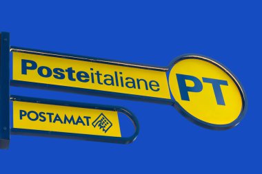 İtalya - 09 Mayıs 2024: PT Poste Italiane, İtalya Posta Logosu ve Postacı logosu mavi gökyüzünde, İtalyan postanesinin önünde. Tex: Posteitaliane (İtalyan Postası). Kırpma yolu dahil