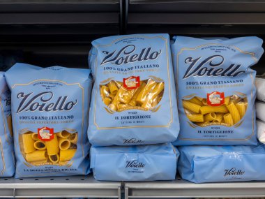 İtalya - 08 Mayıs 2024: Voiello makarnası İtalyan süpermarketinde satışa sunuldu. Mezze Maniche ve tortiglioni makarna Voiello Napoli 'den tarihi marka makarna