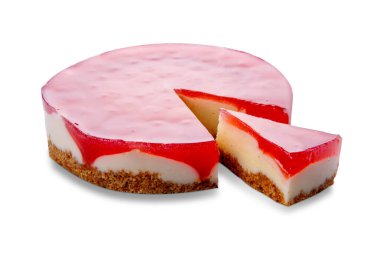 Dilimlenmiş çilekli cheesecake, kırpma yolu da dahil olmak üzere beyaza izole edilmiş.