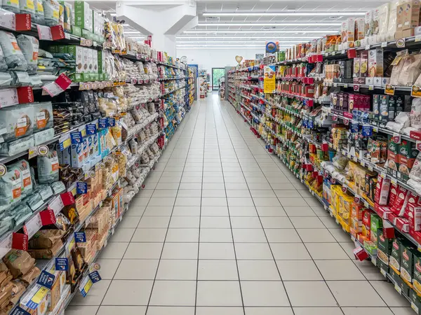 İtalya - Haziran 09, 2024: İtalyan süpermarketinde makarna ve pirinç ürünleri raflı koridor