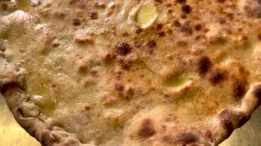Recco 'nun tipik İtalyan Ligurian Focaccia' sı. Peynirle dolu, kaydırak gibi kayar, uzaklaşır.. 
