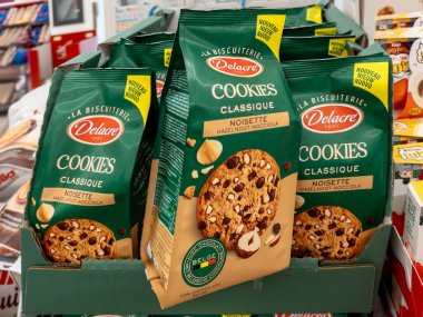 İtalya - Haziran 06, 2024: La Biscuiterie Delacre marka fındık ve çikolatalı kurabiyeler İtalyan süpermarketlerinde satışa sunuldu.