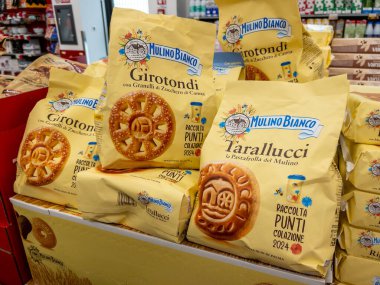 İtalya - Haziran 09, 2024: Barilla Mulino Bianco Girotondi ve Tarallucci paketleri İtalyan süpermarketlerinde satışa sunuldu